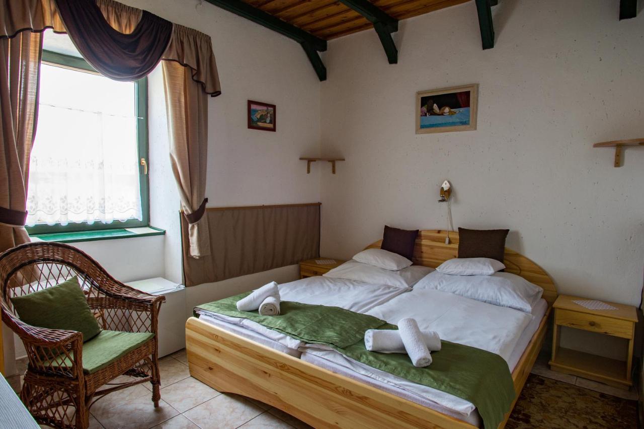 Piros Ponty Panzio Bed & Breakfast Poroszlo Exterior photo