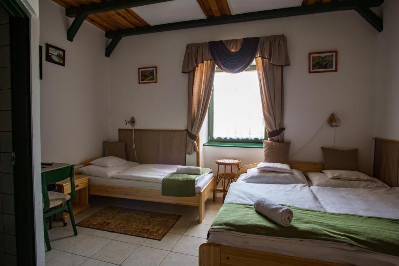 Piros Ponty Panzio Bed & Breakfast Poroszlo Exterior photo