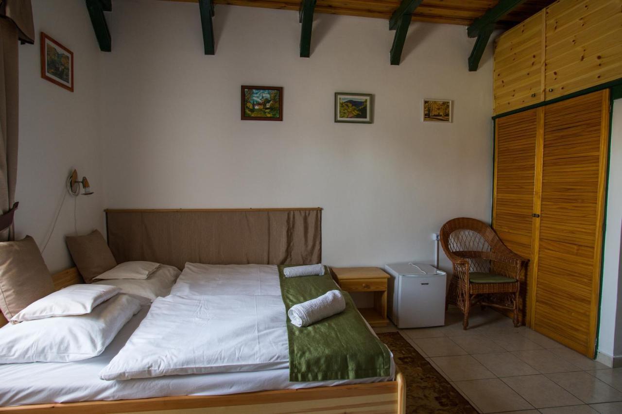 Piros Ponty Panzio Bed & Breakfast Poroszlo Exterior photo