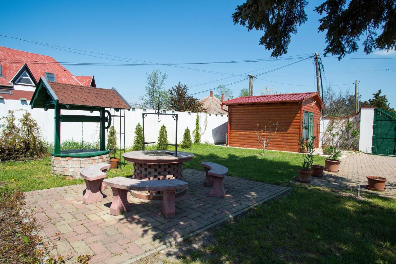 Piros Ponty Panzio Bed & Breakfast Poroszlo Exterior photo