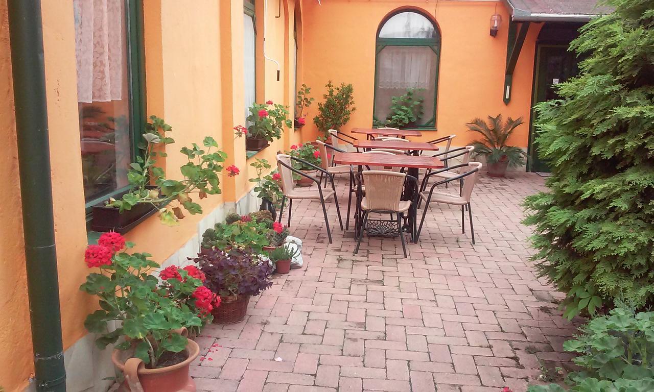 Piros Ponty Panzio Bed & Breakfast Poroszlo Exterior photo